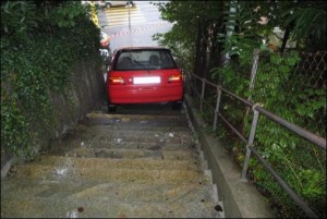 Auto fährt über Stiege