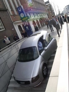 Auto auf U-Bahn Stiege